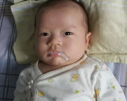 寶寶吐泡泡是怎么回事 寶寶吐泡泡就是肺炎嗎