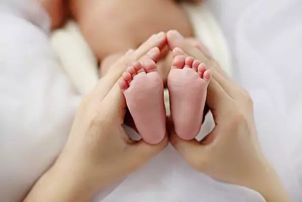 步前鞋學步鞋機能鞋有什么區別 剛剛學走路的寶寶怎么買鞋