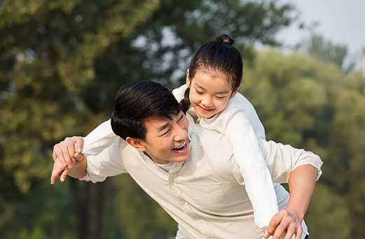 女兒有戀父情結怎么回事 孩子戀父情結的原因