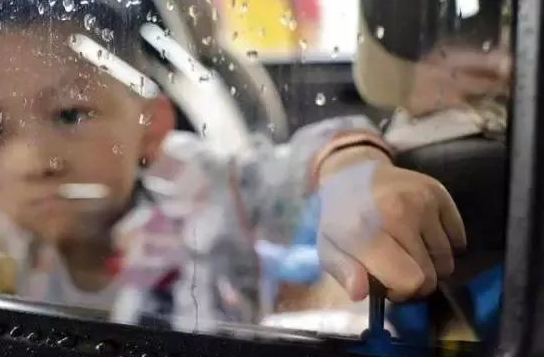 為什么不能把寶寶單獨放車里 不把孩子忘在車內的方法