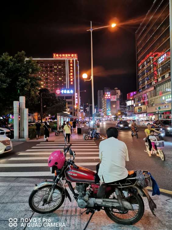 描述夜景的朋友圈配文 夜景發朋友圈配什么話 描述夜景的朋友圈配文 夜景發朋友圈配什么話