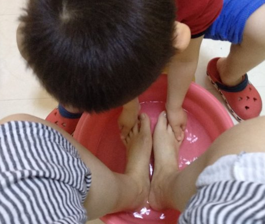 兒子給我洗腳心里舒服說說 兒子給我洗腳朋友說說