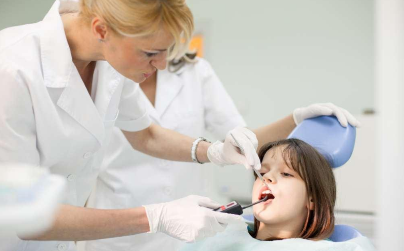 孩子玩耍牙齒磕破了應(yīng)該怎么辦好 磕破了的牙齒還能修復(fù)嗎 孩子玩耍牙齒磕破了應(yīng)該怎么辦好 磕破了的牙齒還能修復(fù)嗎