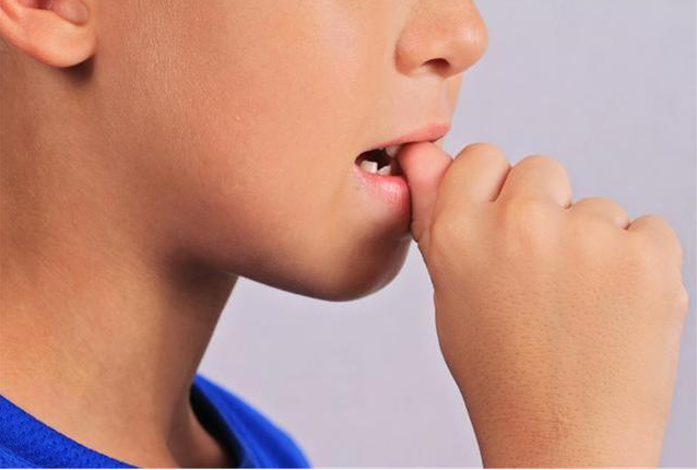 孩子為什么總是啃手指 如何改掉孩子啃手指的習慣