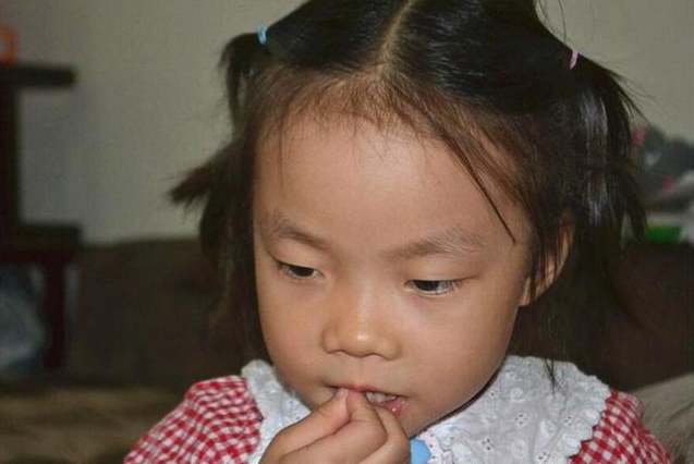 孩子為什么總是啃手指 如何改掉孩子啃手指的習慣