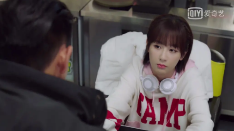 親愛的熱愛的楊紫衣服衛(wèi)衣穿搭 佟年衣服什么牌子