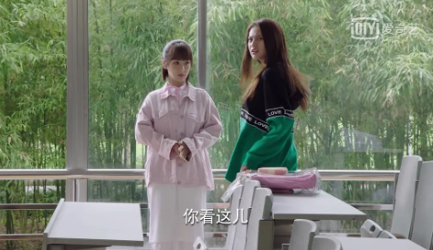 親愛的熱愛的楊紫衣服衛(wèi)衣穿搭 佟年衣服什么牌子