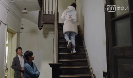 親愛的熱愛的楊紫衣服衛(wèi)衣穿搭 佟年衣服什么牌子