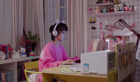 親愛的熱愛的楊紫衣服衛(wèi)衣穿搭 佟年衣服什么牌子