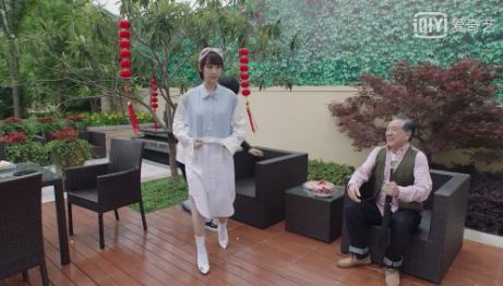 親愛的熱愛的楊紫衣服衛(wèi)衣穿搭 佟年衣服什么牌子