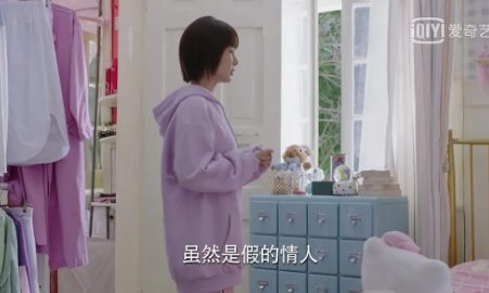 親愛的熱愛的楊紫衣服衛(wèi)衣穿搭 佟年衣服什么牌子