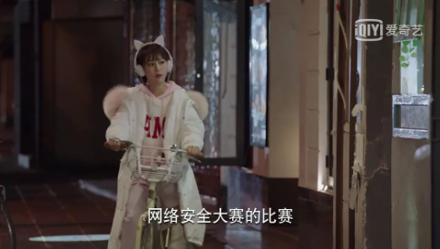 親愛的熱愛的佟年耳機什么牌子的 楊紫同款貓耳耳機多少錢