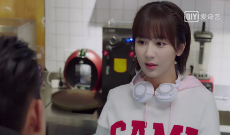 親愛的熱愛的佟年耳機什么牌子的 楊紫同款貓耳耳機多少錢