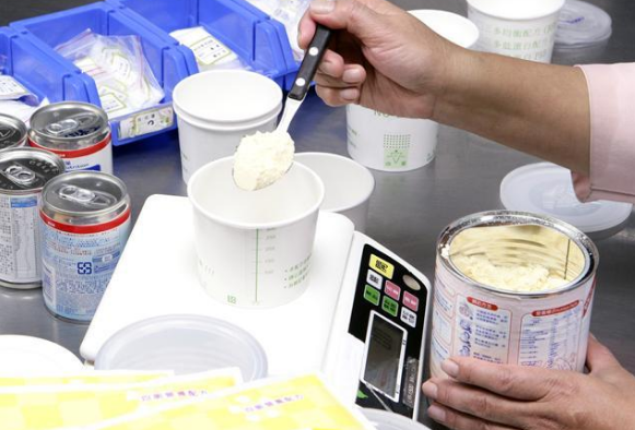 嬰兒奶沖太濃也會導致營養不良嗎 奶粉過濃有什么危害 嬰兒奶沖太濃也會導致營養不良嗎 奶粉過濃有什么危害