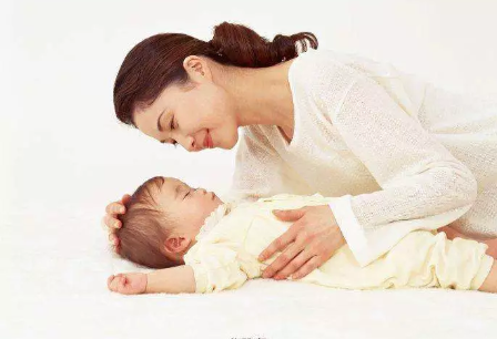 寶寶睡覺睡多了會傻嗎 寶寶午睡睡太長時間好不好