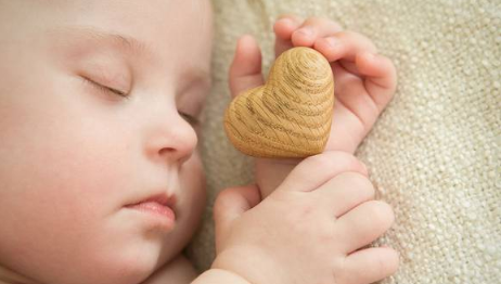 寶寶白天睡半小時就醒怎么辦 寶寶白天睡覺容易驚醒原因