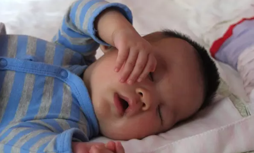 寶寶入睡前會搖頭什么原因 為什么寶寶睡覺前會使勁搖頭