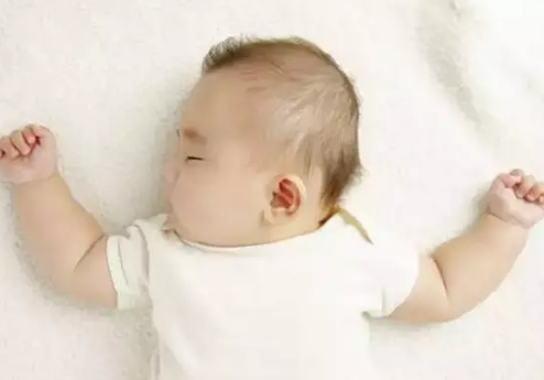 寶寶入睡前會搖頭什么原因 為什么寶寶睡覺前會使勁搖頭