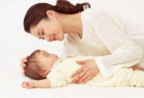 寶寶睡覺用腦袋撞床欄正常嗎 寶寶睡覺用腦袋撞床欄原因