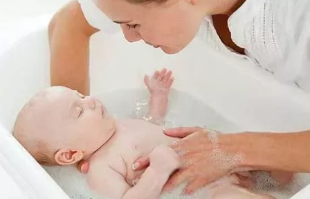 嬰兒間擦疹怎么護理 夏天寶寶間擦疹要注意什么