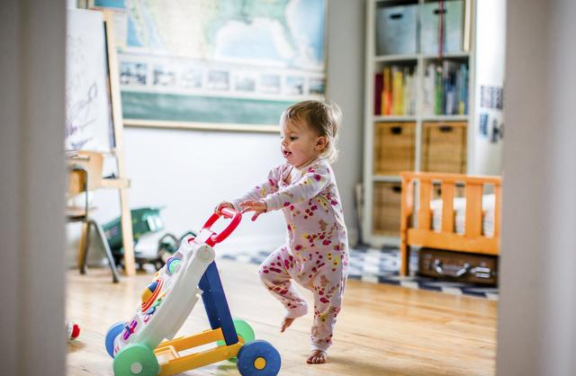 孩子走路八字腳是遺傳的嗎 孩子走路八字腳怎么糾正