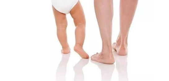 孩子走路八字腳是遺傳的嗎 孩子走路八字腳怎么糾正