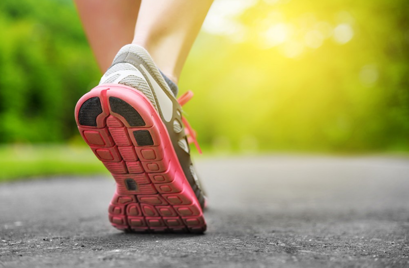 孩子會站了什么時候可以走路 什么時候教孩子走路比較好