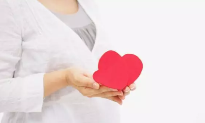 試管嬰兒促排卵越多越好嗎 試管促排卵卵泡是不是越多越好  試管嬰兒促排卵越多越好嗎  試管過(guò)程中發(fā)現(xiàn)，許多患者總希望取到盡可能多的卵子，甚至在促排階段相互攀比卵泡數(shù)目。其實(shí)完全沒(méi)有必要，過(guò)多的卵泡數(shù)量往往意味著卵巢過(guò)度刺激的發(fā)生，同時(shí)卵子質(zhì)量也不一定好。面對(duì)超促排卵，適度適宜就是最好的，千萬(wàn)不要刻意追求卵子數(shù)量。  試管促排卵卵泡是不是越多越好  試管嬰兒促排卵治療最理想的結(jié)果是可以得到8-15枚卵子，可以為患者制定幾個(gè)移植方案，是較穩(wěn)妥的狀態(tài)，而過(guò)多的卵泡數(shù)量，往往意味著卵巢過(guò)度刺激的風(fēng)險(xiǎn)加大，會(huì)影響患者的身體狀態(tài)影響胚胎移植，甚至?xí)Ｃ{生命，另外，試管嬰兒助孕過(guò)程中，卵子的數(shù)量確實(shí)會(huì)影響結(jié)果，但卵子的質(zhì)量也起著重要作用，過(guò)多的卵泡數(shù)，卵子的質(zhì)量卻不一定好。  吃促排藥物專業(yè)建議  1.幾乎所有的婦產(chǎn)科醫(yī)生在誘發(fā)女性排卵時(shí)都會(huì)使用氯米芬，然后研究一下醫(yī)生們開(kāi)出的處方就會(huì)發(fā)現(xiàn)，即使同樣使用氯米芬，也會(huì)有所不同。  2.如果氯米芬用量達(dá)到100毫克以上可加用雌激素，因?yàn)槁让追矣锌勾碳に刈饔茫瑢m頸分泌物可能比較粘稠，精子不易進(jìn)去，一般來(lái)說(shuō)，醫(yī)生會(huì)在月經(jīng)8天開(kāi)始加一片補(bǔ)佳樂(lè)(一種雌激素)。  3.私自服用促排卵藥會(huì)帶來(lái)婦科疾病，甚至可能會(huì)誘發(fā)卵巢早衰。因?yàn)榉么倥怕阉幬锏呐酝约旱拇萍に夭蛔恪⒆訉m內(nèi)膜較薄、黃體不足，這些可能導(dǎo)致受精卵著床困難，流產(chǎn)概率增大。因此建議女性最好避免人為促排卵，調(diào)整內(nèi)分泌系統(tǒng)，讓卵泡自然發(fā)育、自然排卵，才是最理想的境界。即使自己需要用排卵藥，也最好在醫(yī)生的指導(dǎo)下服藥。