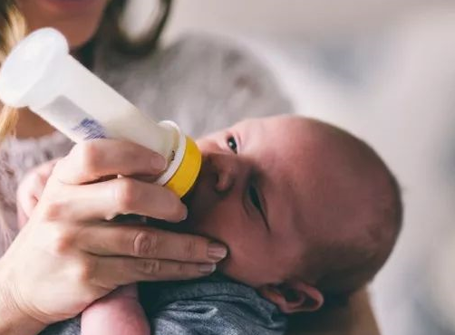 新生兒水中毒是怎么回事 新生兒什么什么喂水最好