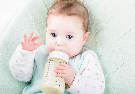 新生兒水中毒是怎么回事 新生兒什么什么喂水最好