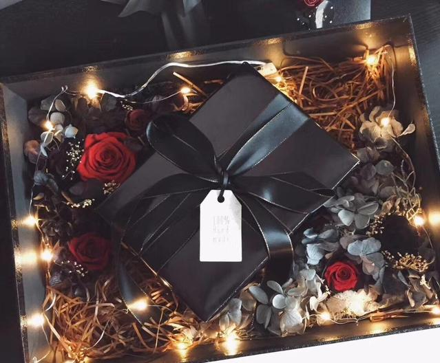 七夕收到禮物怎么發朋友圈說說 七夕收到禮物的幸福心情說說