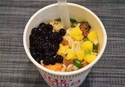 發光的珍珠奶茶是什么樣的 發光的珍珠奶茶你敢喝嗎 發光的珍珠奶茶是什么樣的 發光的珍珠奶茶你敢喝嗎