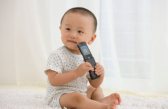 孩子們為什么愛玩手機 教娃玩手機好嗎