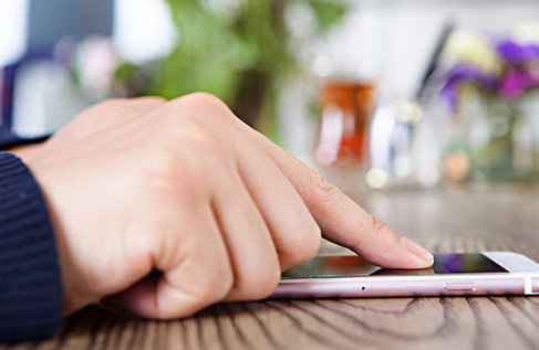 孩子們為什么愛玩手機 教娃玩手機好嗎