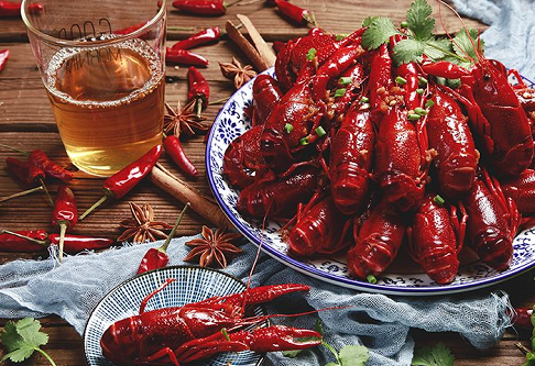 小龍蝦剝蝦師月入過萬 剝蝦師是怎么剝蝦的