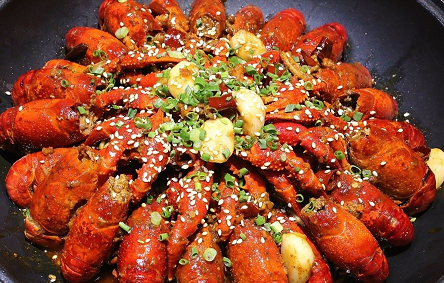 小龍蝦剝蝦師月入過萬 剝蝦師是怎么剝蝦的