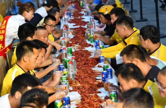 小龍蝦剝蝦師是怎么月入過(guò)萬(wàn)的 剝蝦師剝蝦有什么技巧