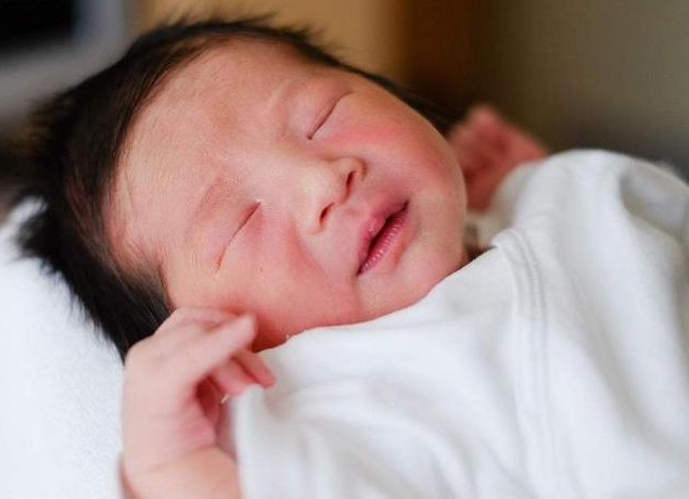 寶寶睡著偷笑是在做夢嗎 寶寶睡覺抿嘴偷笑是什么原因 寶寶睡著偷笑是在做夢嗎 寶寶睡覺抿嘴偷笑是什么原因