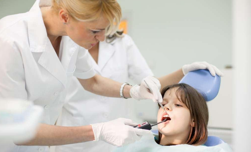 孩子長(zhǎng)牙齒的時(shí)間比較慢是什么原因 怎么緩解孩子出牙不適 孩子長(zhǎng)牙齒的時(shí)間比較慢是什么原因 怎么緩解孩子出牙不適