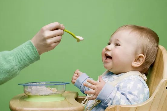 寶寶第一口輔食怎么選 寶寶輔食原則是什么