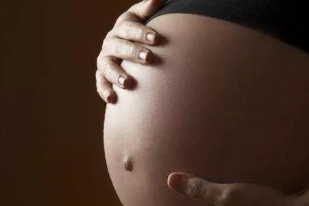 假性宮縮說明胎兒缺氧真的嗎 孕晚期寶寶不停地動怎么回事