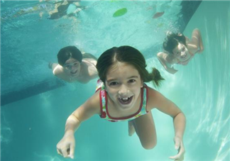 不同月齡寶寶應(yīng)該怎么游泳 游泳前要準(zhǔn)備好什么物品