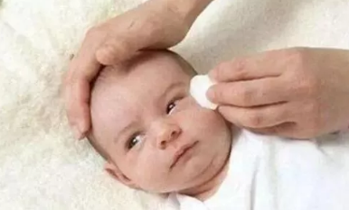 寶寶先天性淚囊炎要動手術嗎 新生兒淚囊炎怎么辦 寶寶先天性淚囊炎要動手術嗎 新生兒淚囊炎怎么辦