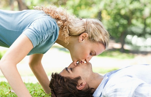 女人經(jīng)期性欲強(qiáng)怎么回事 經(jīng)期性欲強(qiáng)的原因