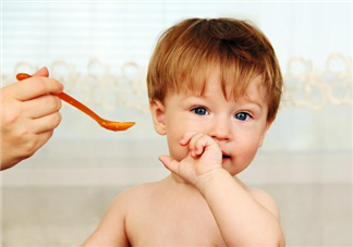 東西嚼碎喂給孩子吃好嗎 嚼碎給寶寶喂食的危害