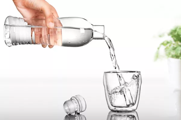 用礦泉水沖泡奶粉更有營養(yǎng)嗎 沖泡奶粉用什么水最好 用礦泉水沖泡奶粉更有營養(yǎng)嗎 沖泡奶粉用什么水最好