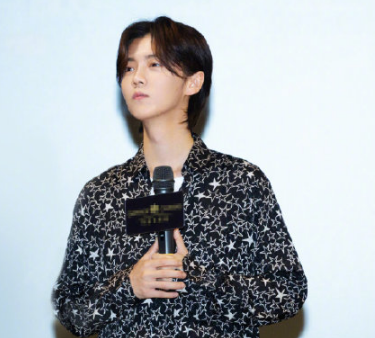 鹿晗被扔衣服是什么情況 鹿晗被扔衣服是怎么回事