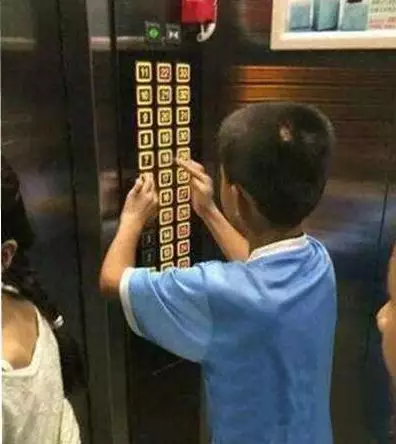 帶娃坐電梯怎么坐最安全 帶孩子坐電梯注意事項