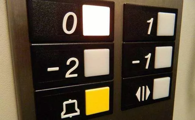 帶娃坐電梯怎么坐最安全 帶孩子坐電梯注意事項