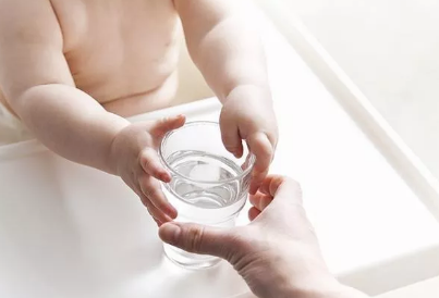 寶寶一天要喝多少水 什么時(shí)候不要給寶寶喝水